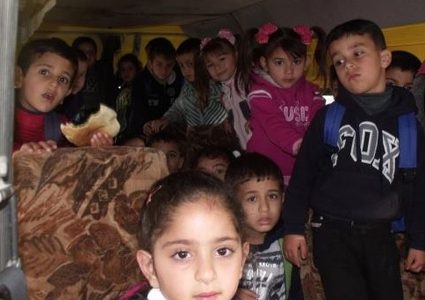 الشرطة تضبط حافلة نقل طلاب بحمولة زائدة
