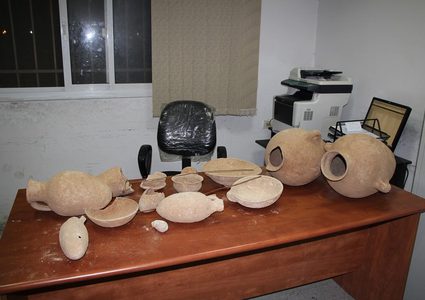 الشرطة تقبض على شخص بحوزته مواد و قطع اثرية فخارية