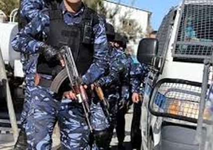 الشرطة تلقي القبض على ثلاثة اشخاص وتضبط حجر اثري يعود للعصر الروماني