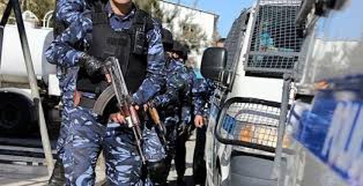 الشرطة تلقي القبض على ثلاثة اشخاص وتضبط حجر اثري يعود للعصر الروماني