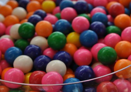 فوائد العلكة ومضارها