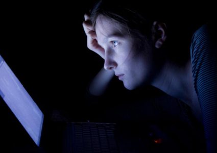 الضوء الأزرق وتأثيره على البشرة