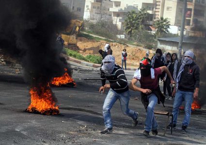 إصابة 14 شاباً خلال المواجهات مع قوات الاحتلال في غزة (محدث)