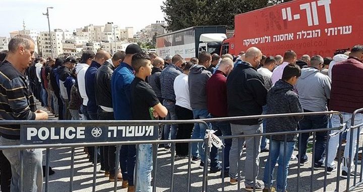 صلاة الجمعة عند مدخل قرية العيسوية... تنديداً بسياسة الاحتلال
