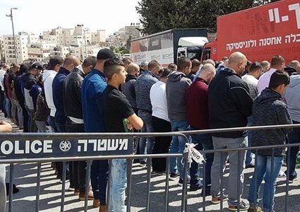 صلاة الجمعة عند مدخل قرية العيسوية... تنديداً بسياسة الاحتلال