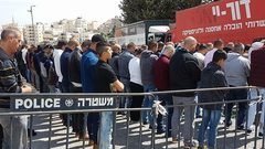 صلاة الجمعة عند مدخل قرية العيسوية... تنديداً بسياسة الاحتلال