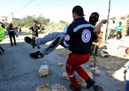 100 إصابة بالغاز والمطاط في مواجهات مع قوات الاحتلال في نابلس