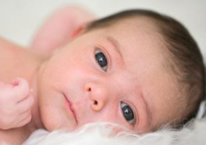 لماذا يصف الطبيب قطرة العين لحديثى الولادة؟