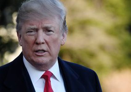 فيس بوك يحظر شركة تحليل بيانات ساعدت "ترامب" فى الانتخابات الرئاسية