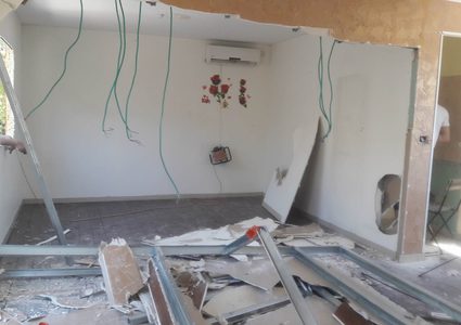 سياسة التهويد.. الاحتلال يجبر مواطناً على هدم منزله