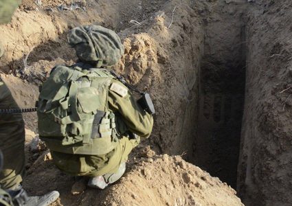 الاحتلال يدعي تدمير نفق في منطقة كرم أبو سالم(صور، فيديو)