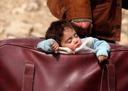 "طفلة الحقيبة" تشعل مواقع التواصل.. العالم يندد بمجازر الغوطة