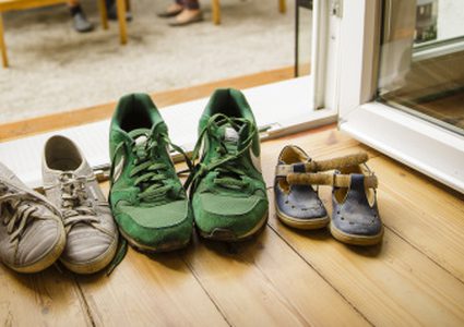 تقليد خلع الحذاء قبل الدخول للمنزل