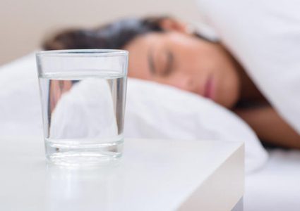لهذه الأسباب لا تشرب الماء قبل النوم مباشرة!