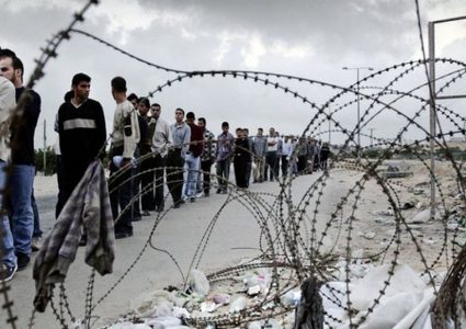 إسرائيل تحتجز 10 مليارات دولار "أموال مستحقة" للعمال الفلسطينيين