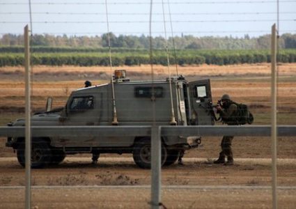 قوات الاحتلال تستهدف المواطنين ومنازلهم شرق خان يونس