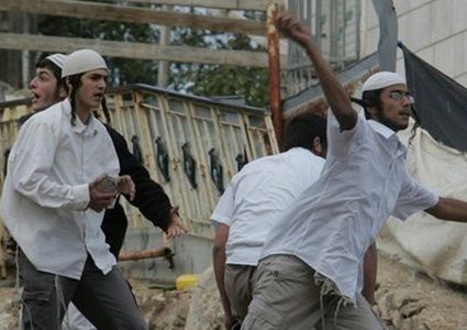 مستوطنون يعتدون بوحشية على شاب مقدسي