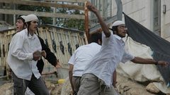 مستوطنون يعتدون بوحشية على شاب مقدسي