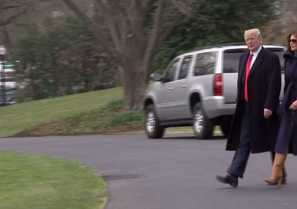 بالفيديو: ميلانيا تكاد تسقط في طريقها إلى مروحية