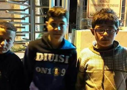 الاحتلال يعتقل 3 أطفال على حاجز بالخليل