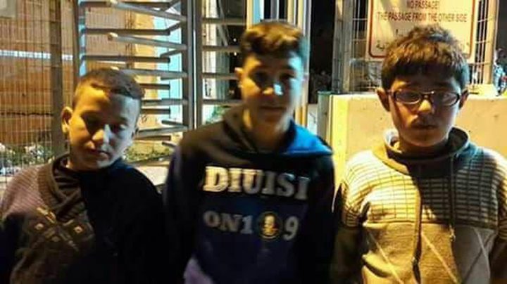 الاحتلال يعتقل 3 أطفال على حاجز بالخليل