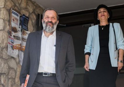 داخلية الإحتلال تُهدّد بسحب إقامة 12 مقدسيا