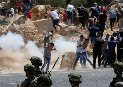 إصابات بالاختناق ... الاحتلال يعتدي على الطلبة في اللبن الشرقية