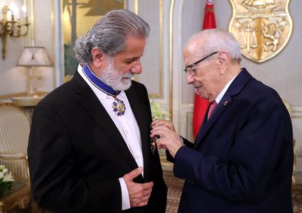 مارسيل خليفة يتقلد الوسام الوطني للاستحقاق