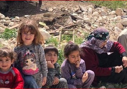 الإحتلال يُجبر "مقدسي" على هدم منزله بيده