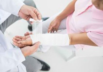 علاج الجروح السطحية تشمل التطهير بالماء ومضادا للبكتيريا