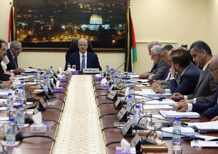 مجلس الوزراء يطالب حركة حماس بتسليم قطاع غزة دفعة واحدة لتمكين الحكومة