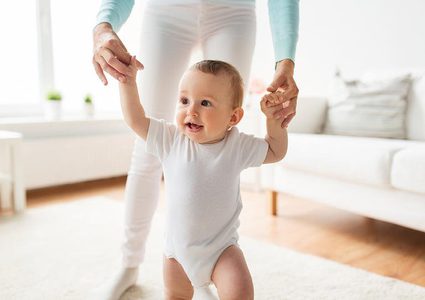 10 معتقدات خاطئة تؤخر مشي الطفل