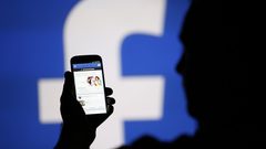 القبض على 3 أشخاص بتهمة ابتزاز وتهديد مواطن عبر "فيسبوك"