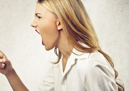 ما سبب عصبية المرأة وهدوء الرجل؟