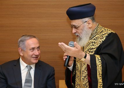 حاخام إسرائيلي يتعرض للنقد الشديد بسبب مقارنتة بين الأفارقة والقردة