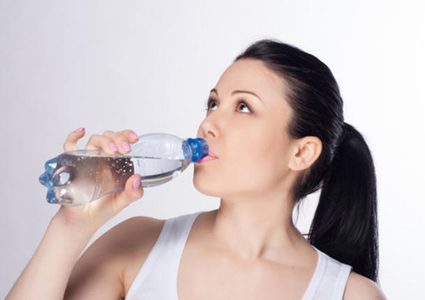 شرب الماء أثناء الأكل وبعده.. يفيد أم يضر؟