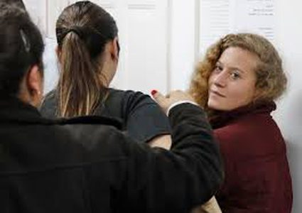 ناشطة يسارية تصفع جندياً "إسرائيلياً" خلال محاكمة عهد التميمي