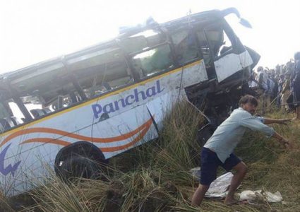 19 قتيلاً على الأقل في سقوط حافلة من جسر في الفلبين