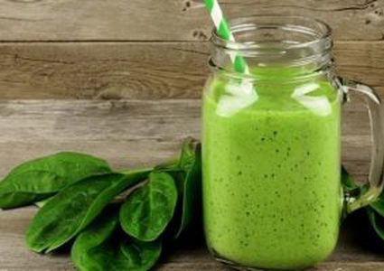 عصير السبانخ والزنجبيل والتوت للوقاية من السرطان