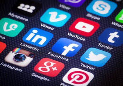 هل يمكن اعتبار السوشال ميديا استعراض مزيف للحياة الزوجية؟