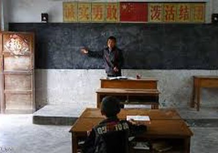 قصة تفاني معلم صيني تبهر الملايين!