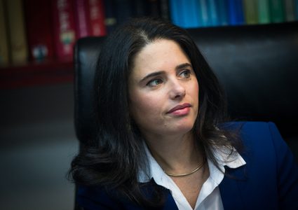 إسرائيل: 'فيسبوك متعاون وتويتر' تتجاهلنا وسنلاحقها قانونياً