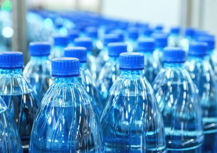 لماذا يجب عدم شرب المياه من الزجاجات البلاستيكية؟