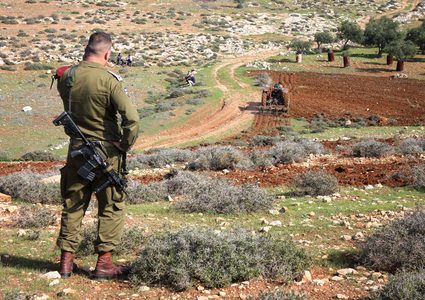 الاحتلال يمنع المزارعين من حراثة أراضيهم جنوب نابلس