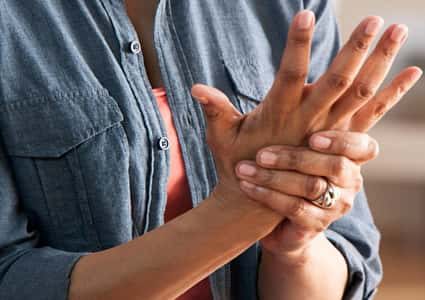 الطب البديل لعلاج الروماتويد في اليد عن طريق حبة البركة والماء