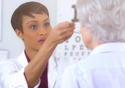 أمراض العين المرتبطة بالتقدم في السن والعلاجات