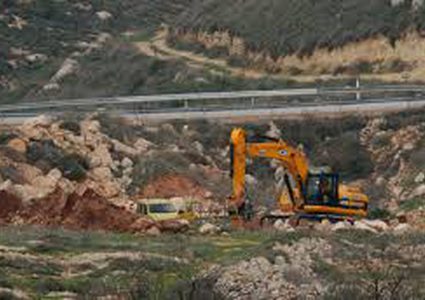 الاحتلال يجرف أراض في بلدة الخضر