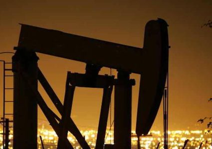 النفط يرتفع مع إعلان استمرار قيود الإنتاج