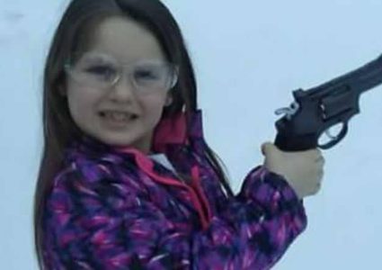 أب يشتري لطفلته مسدسا "لتحمي" نفسها !