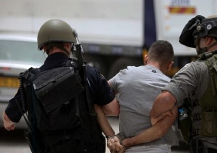 الاحتلال يعتقل طالبا جامعيا من بيت أمر